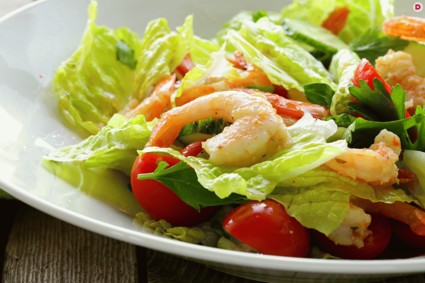 Витаминный взрыв: салат из овощей, креветок и морепродуктов