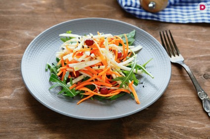 Богатые витаминами блюда: салат из корня сельдерея