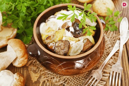 Монастырское блюдо: картофель с грибами, тушеный в горшочке