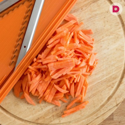 Чтобы натереть морковь соломкой, можно воспользоваться специальным ножом или теркой