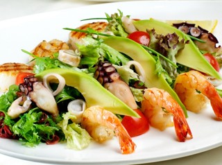 Морской салат с рыбой и морепродуктами