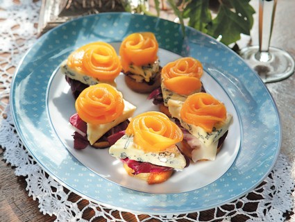 Канапе из салата радичио, сыра дор-блю и персика