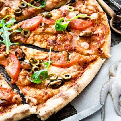 Блюдо итальянской кухни: пицца с морепродуктами