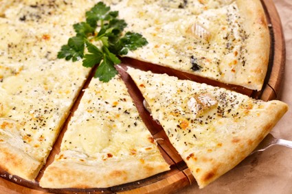 Приготовление пиццы на основе четырех сыров