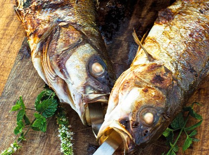 Рыба на шампурах со средиземноморским соусом