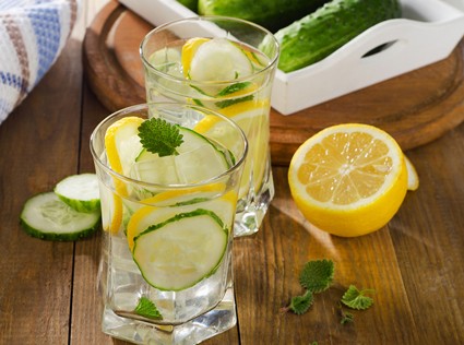 Рецепт дня: лимонно-мятный напиток с огурцом 