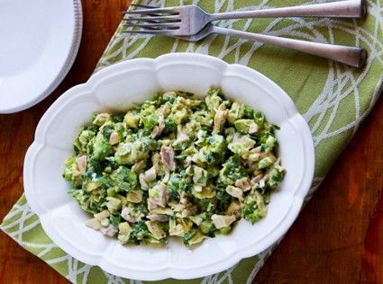 Рецепт от Аниты Цой: куриный салат с авокадо и кинзой