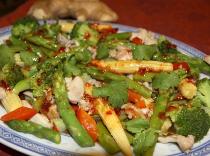 Тайский салат из курицы со спаржей