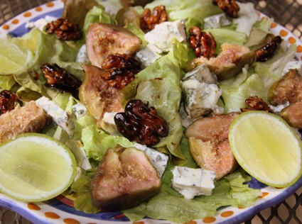 Салат с инжиром и карамелизированными грецкими орехами