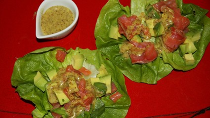 Салат из авокадо с лососем