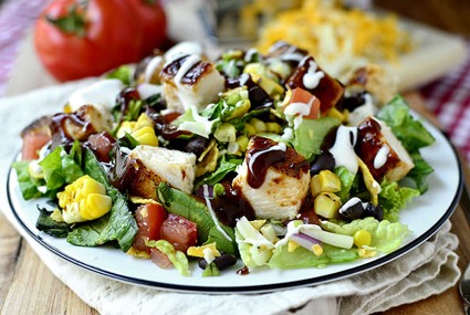Рецепт от Аниты Цой: салат с курицей, фасолью и овощами 