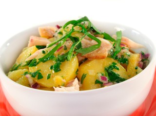 Рыбный салат из копченой рыбы с картофелем