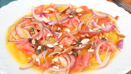 Сицилийский салат с апельсинами, сладким луком и копченым лососем