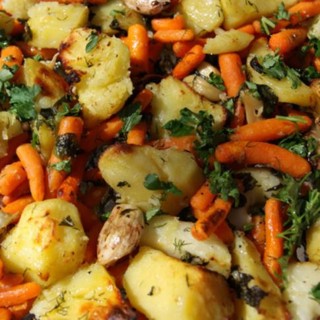 Картофель с овощами запеченный в духовке