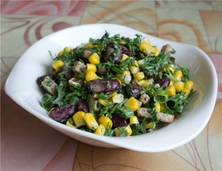 Салат с фасолью, кукурузой и сухариками, пошаговый рецепт с фото
