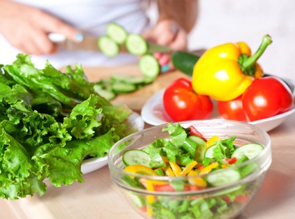 Легкий салат из овощей и зелени