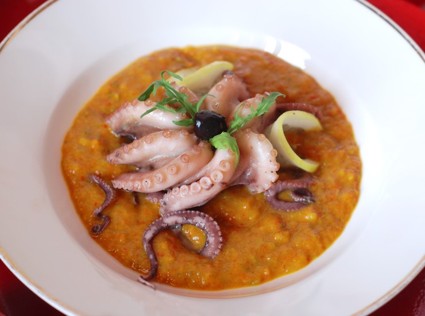 Холодный суп-пюре из сладкого перца с осьминогом 