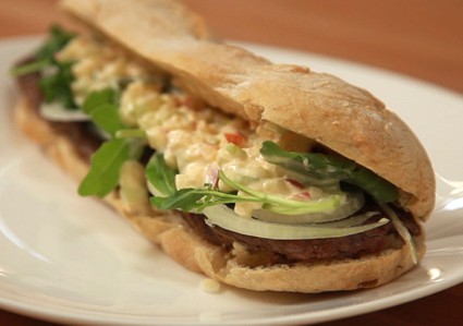 Сэндвич с ростбифом и салатом с цитрусовой заправкой