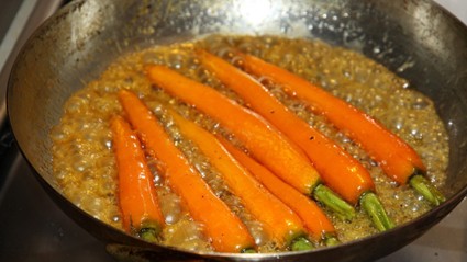 Морковка с хвостиками на меду