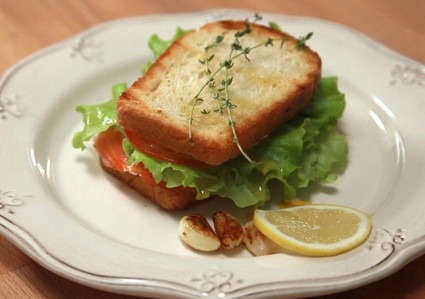 Сэндвич с лососем и сыром Маскарпоне