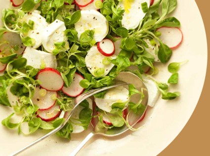 Рецепт дня: весенний салат с моцареллой