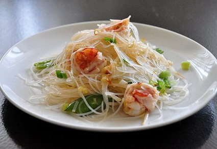 Азиатский салат из «стеклянной»  лапши с креветками