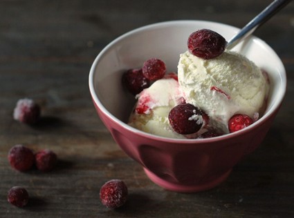 Мороженое из йогурта с ягодным сиропом