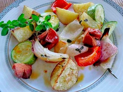 Запеченные овощи с колбасками