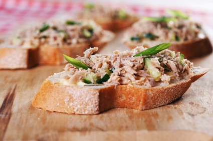 Бутерброды из консервированного тунца с луком-пореем от Лары Кацовой